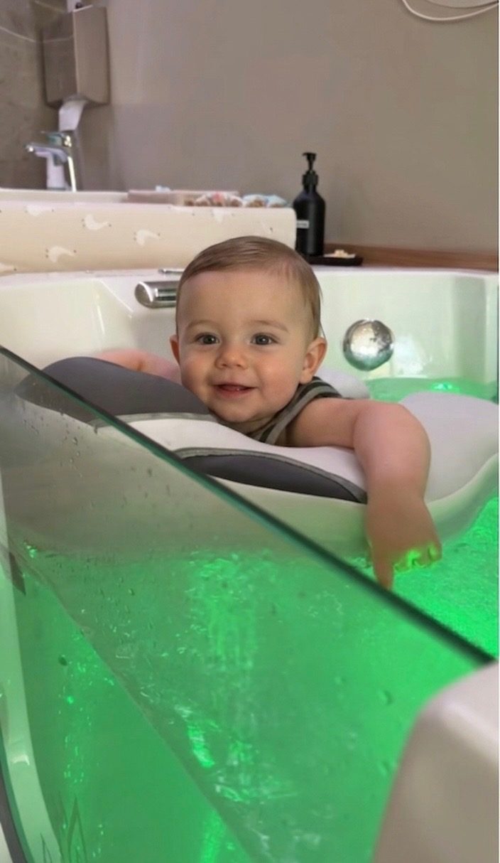 Spokojené miminko v hydroterapeutické vaničce